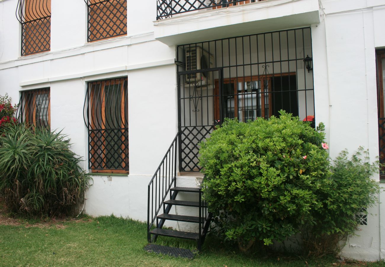 Terraza privada entrando al jardín comunitario.