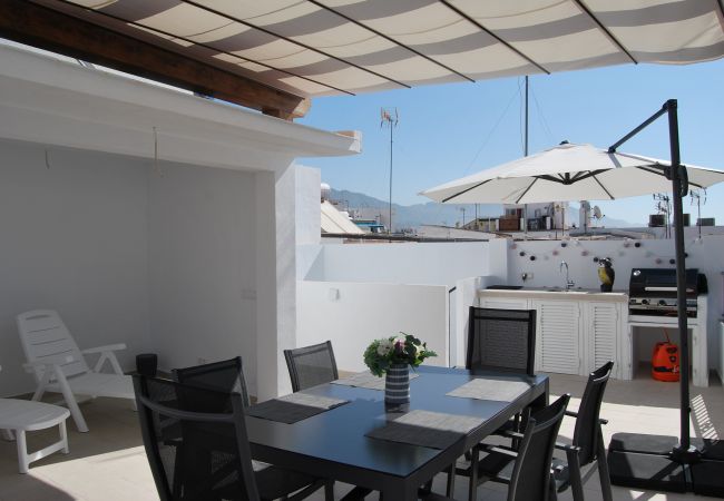 Terraza en la azotea con parrilla y vista a la ciudad