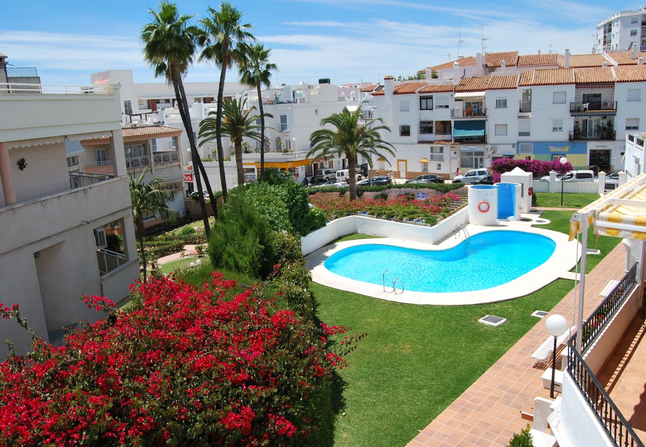 Balcón frente a la piscina comunitaria