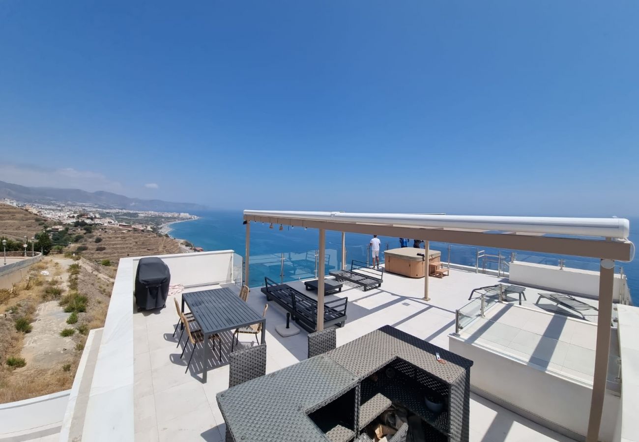 Penthouse apartment with roof top terrace, dining area, BBQ, jacuzzi and amazing views