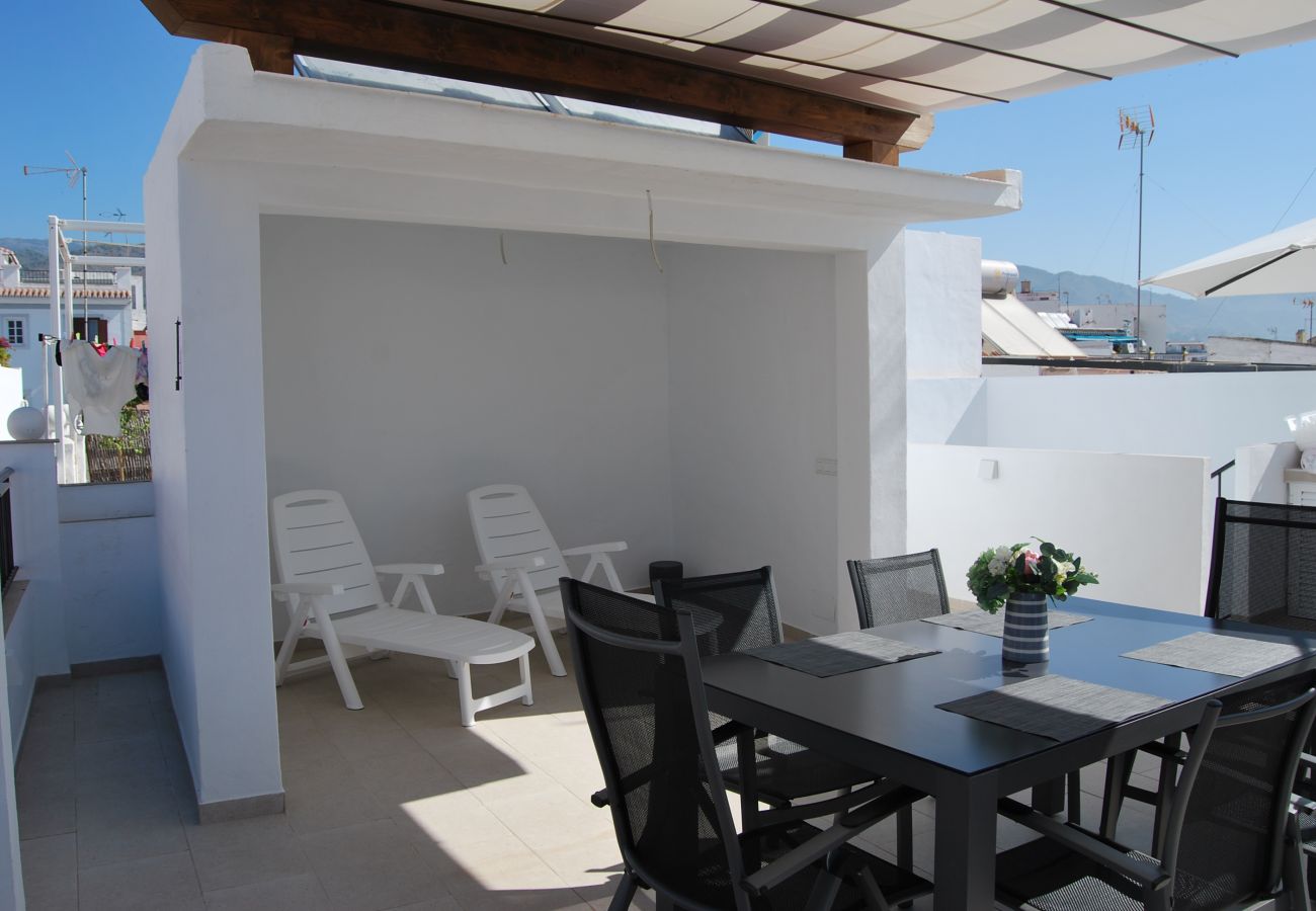 Roof top terrace with dining area and sun lounges