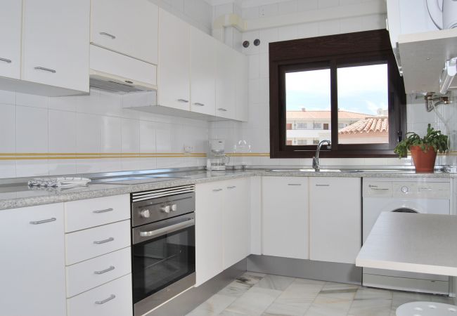 Modern, bright and spacious kitchen